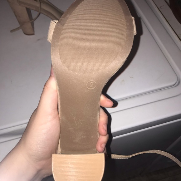 Size 9 chunky heel - Picture 3 of 6